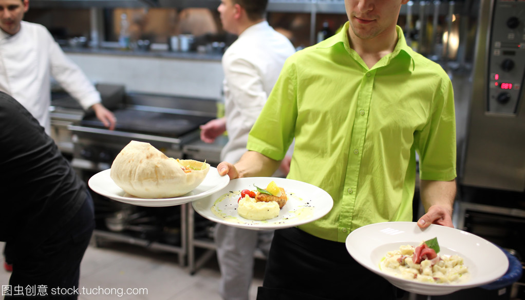 品味与呈现 餐饮服务中的团队协作